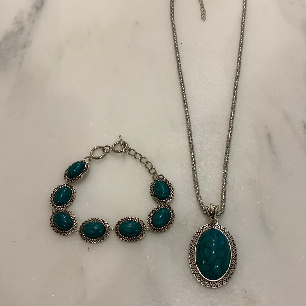 Green stone necklace and‎ bracelet.